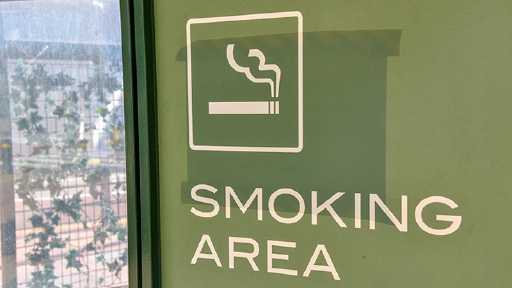 喫煙エリアの看板